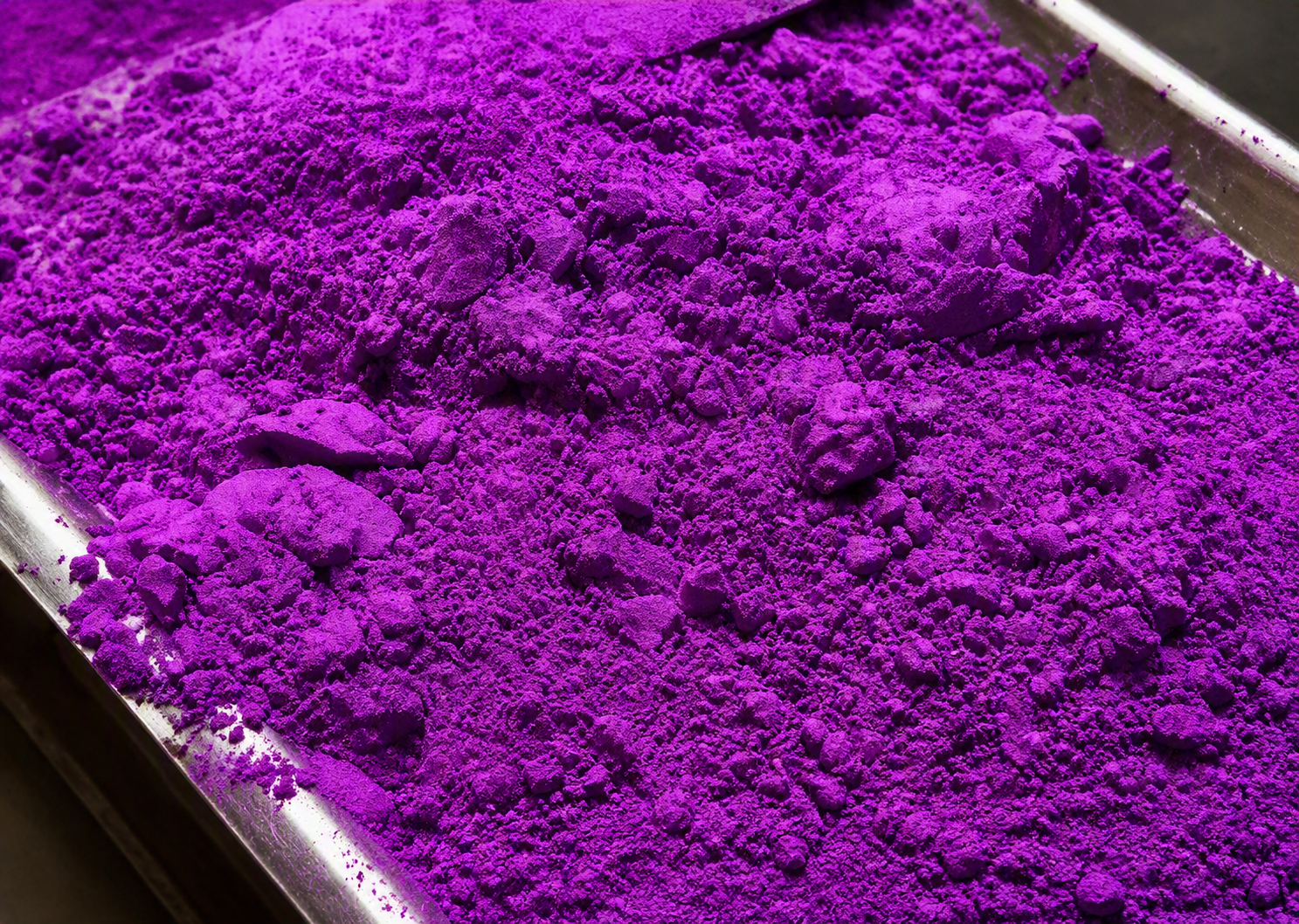 Manganese violet pigment powder